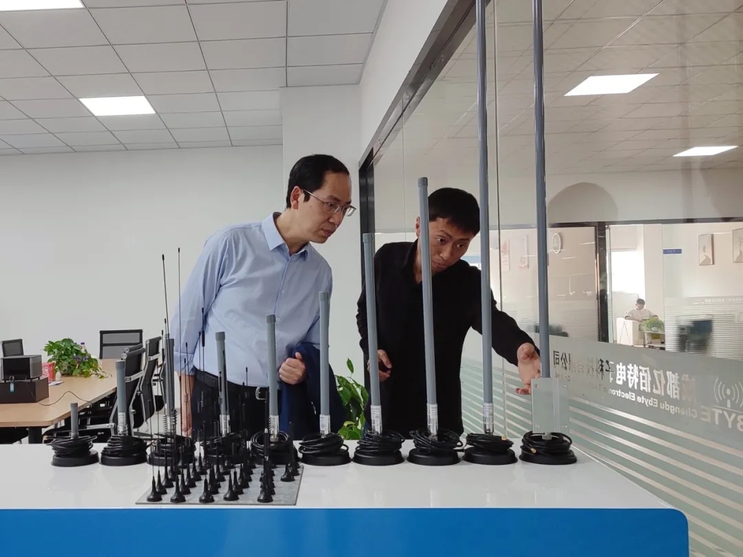 谭总向赵勇博士介绍亿佰特产品