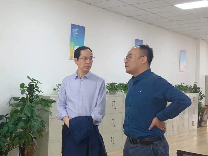 无线模块事业部盛总向赵勇博士介绍亿佰特的研发实力